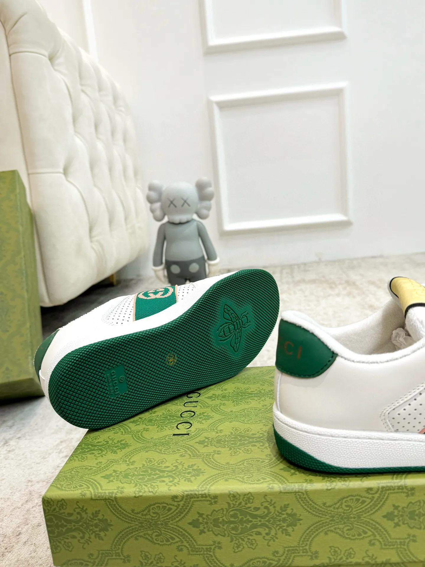 Ex-factory price: 540💰 GUCCI Gucci's newly upgraded back cover lining, top-notch old dirty shoes, classic casual sports shoes for couples, retro sneakers and old G family dirty shoes, updated at the counter simultaneously! ①The shoe upper has the same water-based edge coating process as the original version⚠️The ordinary oil edges on the market have a strong glue feel and are easy to fall off! Grade A first-layer nubuck leather (with pores)/matching computer embroidered double G cloth, high-density terry velvet lining. ② A PVC transparent small round mark sealing line is added to the details of the midsole. The mold is opened six times and the jewelry craftsmanship is used to customize the two-color double G buckle, striving to be the same as the original version. A pair of buttons is more than three times more expensive than ordinary buckles on the market. ③An old two-color washable label, the chip is placed on the outer waist of the right foot, the entire shoe is completely hollowed out with rubber technology, TUP material (rubber to distinguish the market) with the latest green packaging from the counter, 3D printed handbag, and a pair of shoelaces. There is no pressure when entering and exiting the counter. You can buy a 1:1 accurate replica of the original version and modify and upgrade it repeatedly. The details are perfectly restored, the materials are all customized, and they are truly top-notch. Please look at the details clearly to identify the quality. Upper: First-layer frosted cowhide/embroidered double G cloth. Lining: original high-density velvet lining. Foot pads: original pearlescent sheepskin. Outsole: private molded vacuum TPU material. Packaging: original top-grade full set packaging at the counter. Shoe size: women's size 35-40, men's size 39-44 (men's size 38, 45🉑️customized, non-returnable)